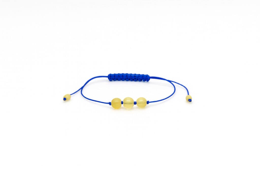 lemon colored amber with blue string in the center of the bracelet